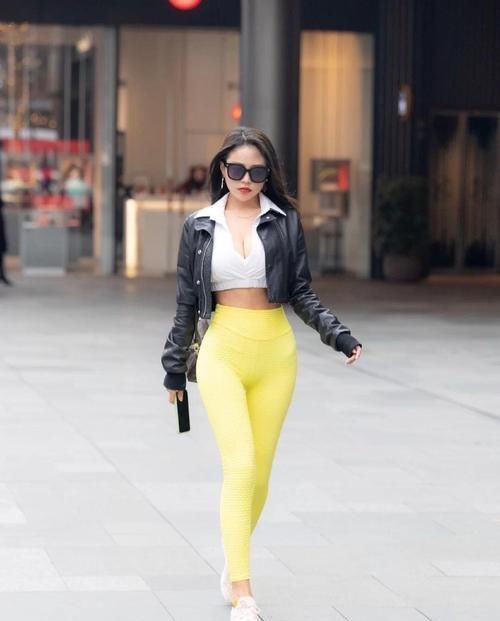 肉肉的小姐姐穿搭紧身裤,彰显凹凸有致的性感丰满身姿