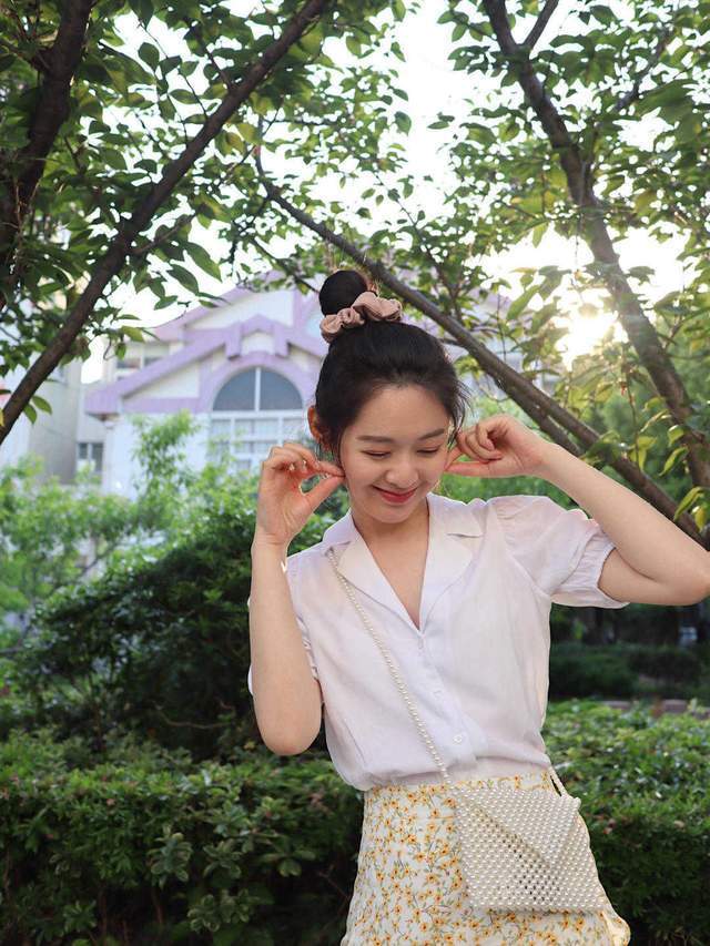 小蛮腰|初秋,2、30岁小姑娘这样穿,衬衫配印花裙简约洋气,氛围感十足