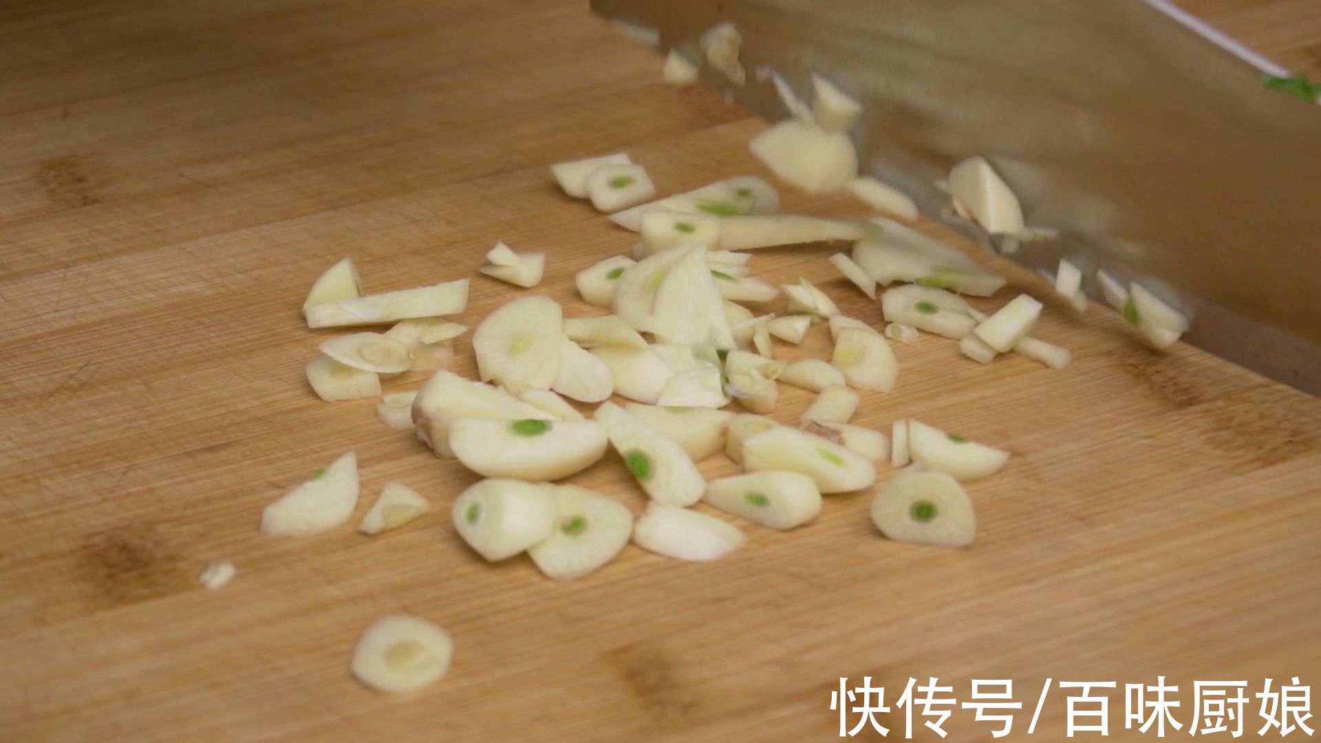 面条这样做,加葱花一点缀,简单又美味,一点也不比饭店做的差