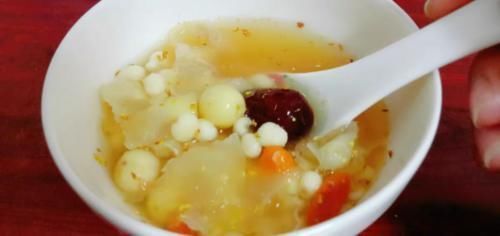 银耳|女人不当“黄脸婆”，多喝这汤，湿气消失了，美容抗氧化，除去老雀斑