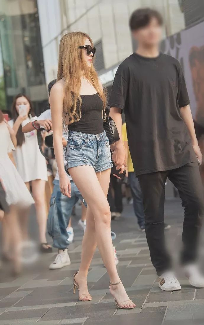 尖头 女生紧身裤搭配高跟鞋,魅力的身姿让人着迷
