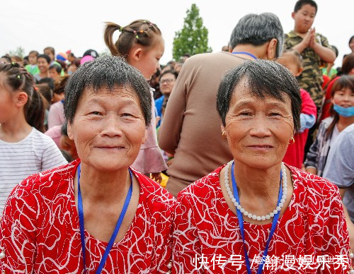 生双胞胎|30多对双胞胎相聚农村景区,还有一四胞胎,看看他们长得像么