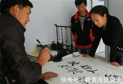 涨价$朱之文的“书法”又涨价了,1字值4万,专家:书法家比不过文盲?