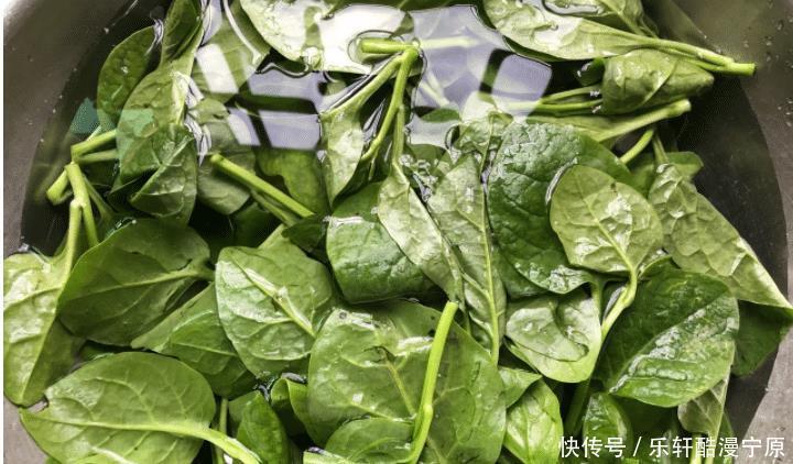 猪肝|夏天,此菜正当季,钙是菠菜3倍,铁是猪肝4倍,随便一炒很好吃