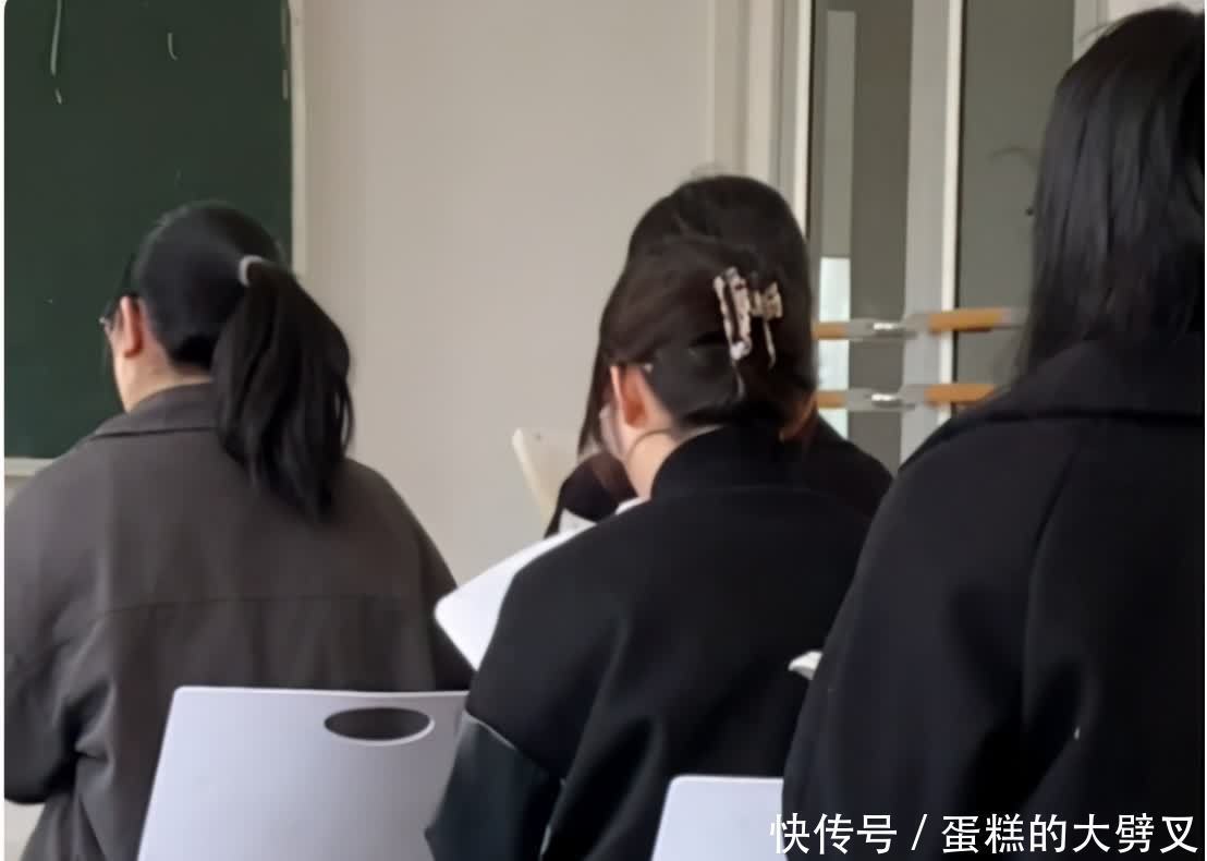 女子“发型图鉴”火了,网友看后哭笑不得:直接回到20年前