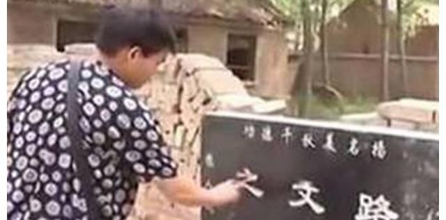 他们成名《星光大道》，同样是炫富，一个被封杀，一个却被称赞