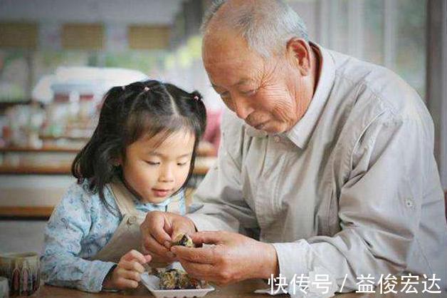 奶奶|宝妈把1岁儿子送到奶奶家,看到发过来的图片后,正宗“娃娃菜”