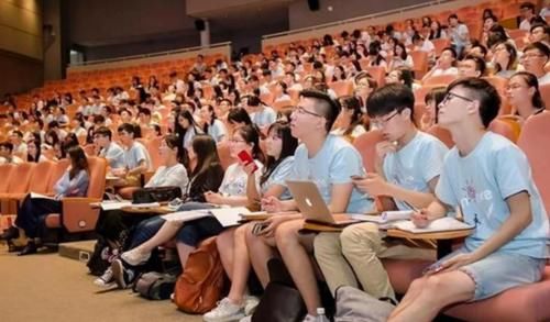 大学老师花样点名，一招比一招高，学生感叹：果然姜还是老的辣