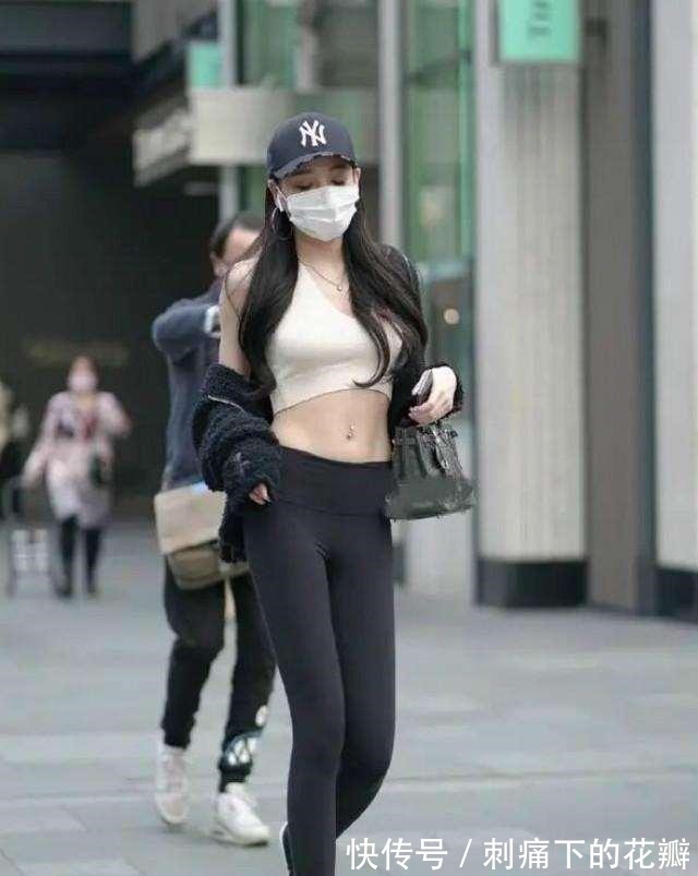 背包 黑色皮质背包搭橄榄绿打底裤,撞色吸睛,干净简单!