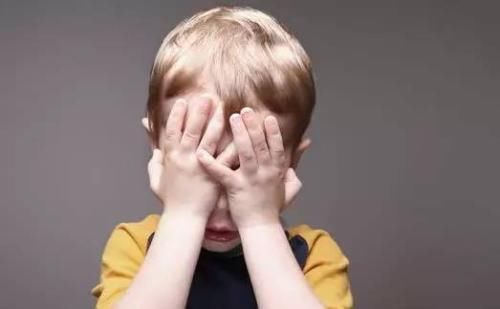 宝妈|宝妈罚跪父子三人,小儿子动作成亮点,网友:穿尿不湿的你伤不起