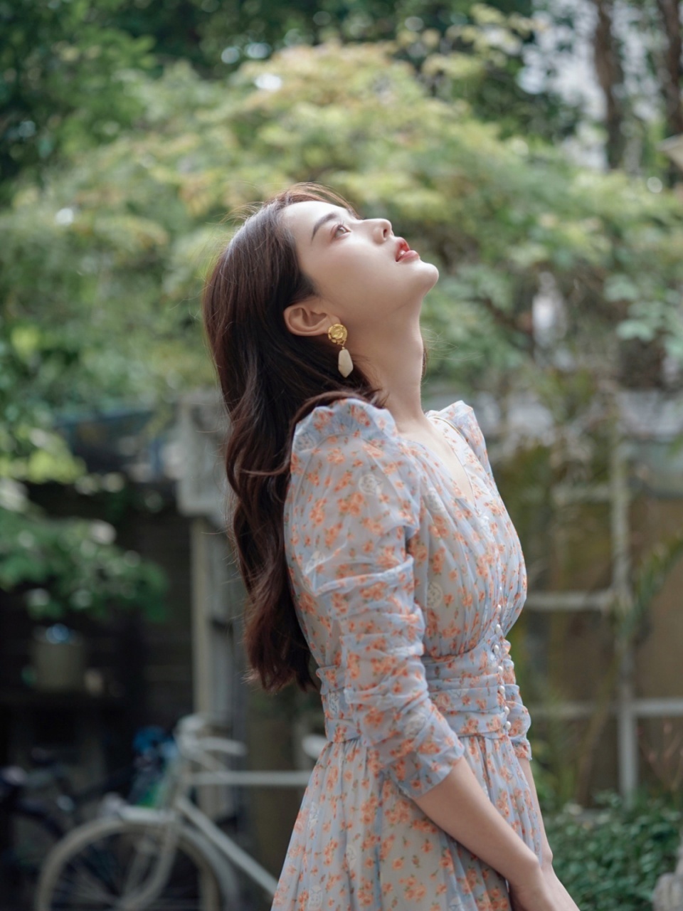 卫衣|衣不必多和也不必贵,秋天拥有这几款碎花裙,照样美得出众