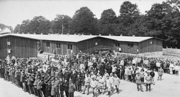 照片|为了和照片上这个姑娘约会: 一个士兵从纳粹战俘营越狱了200次