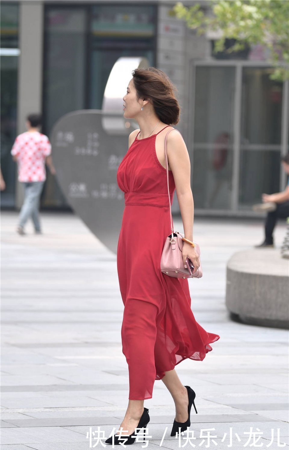 红色|红色吊带连衣裙，搭配黑色尖头细跟鞋，不挑身材，轻松穿出时尚感