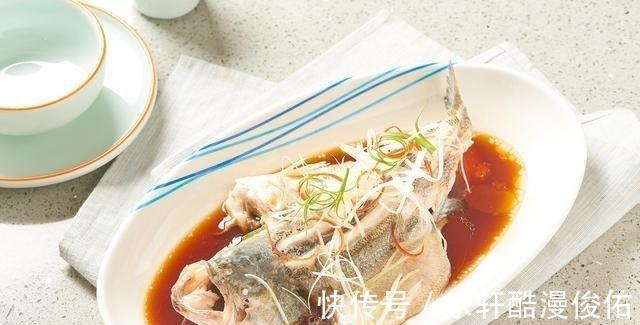 江苏盐城出现天然“鲈鱼黑坑”，最大的二三十斤，网友适当索取