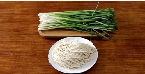 教你做一碗葱油面,吃起来劲道爽滑,好吃的关键在于葱油汁