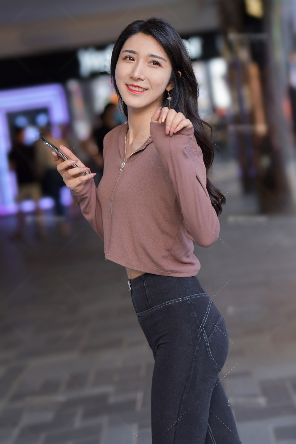  显瘦|牛仔裤+针织衫搭配小白鞋，休闲时尚，秋冬季这么穿又美又显瘦