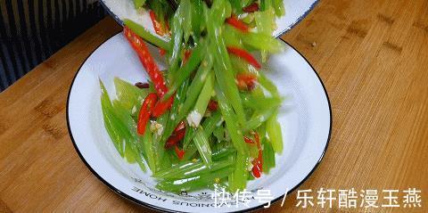 芹菜|芹菜这样做,太招人喜欢了,一焯水,一炝拌,爽脆开胃特好吃