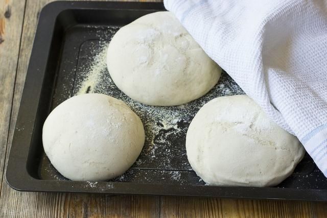 做韭菜馅饼,和面时多加1味,烙出的馅饼皮薄馅大,凉了也不硬