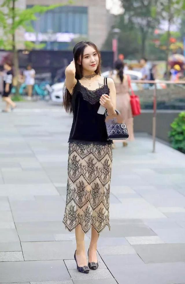美女|身材高挑的小美女,黑色内搭+紧身牛仔裤,展现迷人气质