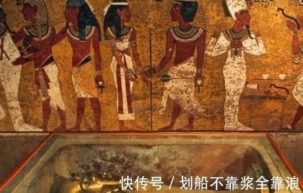 修复!埃及法老金棺材从墓中移出,进行修复工程,棺上浮雕图案错综复杂