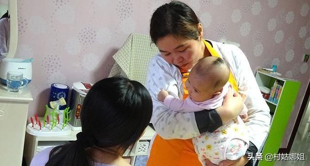 安全栏|最精明奶奶走红,一人带四个宝宝还干农活,大家:不愧是“圈养”