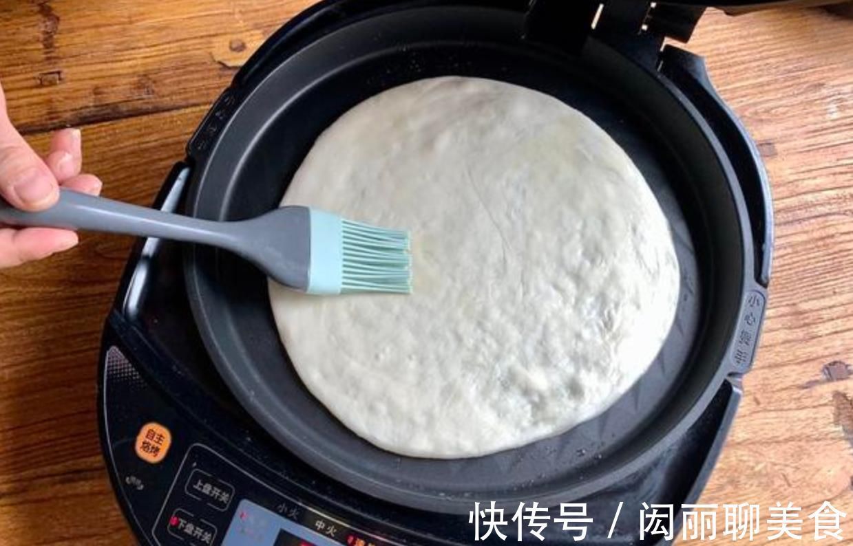 为啥你做的烙饼又干又硬？学会这招，烙好的饼层次分明、薄如纸