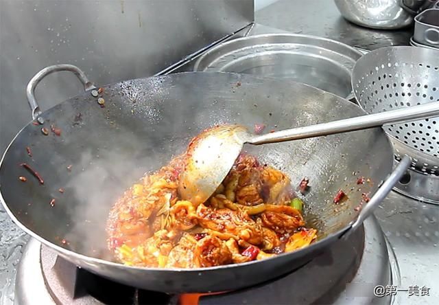 十三香|难怪饭店的大盘鸡那么好吃，原来不用焯水，香辣鲜嫩，色香味俱全