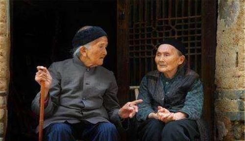 古人讲“夏不睡石,秋不睡板,春不露脐”,何意?生活中不妨留意