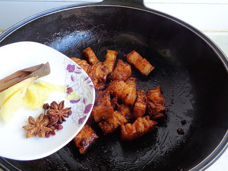 我做红烧肉不加一滴盐，不腥不油腻，酱香味浓，入口即化真好吃