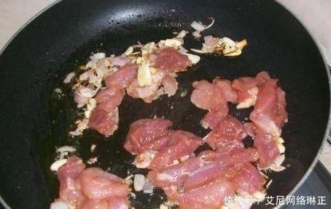 味道|炒猪肉时,什么时候放盐味道会更好?很多人都弄错了,难怪肉很柴
