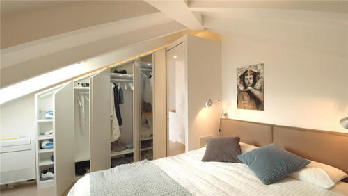 毛巾架|一家四口挤在49㎡小房子里，半平米不敢浪费，电视挂得比沙发低