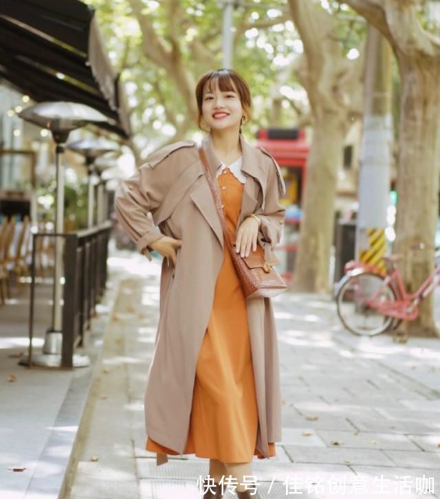 风衣 今年流行不累脚的“裸靴”，搭连衣裙+风衣，洋气显瘦又有女人味！