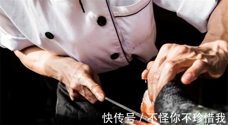 日本发明的“骨泳”,将活鱼肉剃光,再放回缸里,鱼还活着