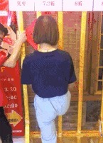 |搞笑GIF：都这时候了还看什么看 赶紧来救我啊，真装不下去了