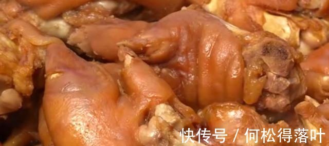 大叔擅长做小吃,女儿去给她当助手,5元一个出摊1小时就抢光!