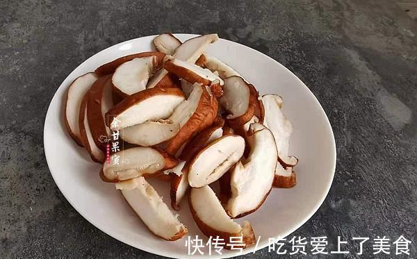 五花肉|给家人贴秋膘，用这两种蔬菜炒回锅肉，食材丰富鲜美下饭