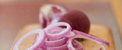 變化|切洋蔥，刺眼睛？三招解決，經(jīng)常吃洋蔥，半月后身體竟有驚喜變化