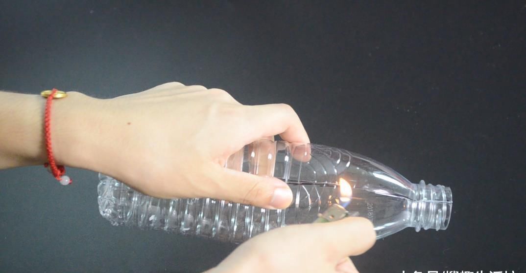 把毛巾塞进矿泉水瓶, 解决了一大堆人出游遇到的难题, 赶紧试一试