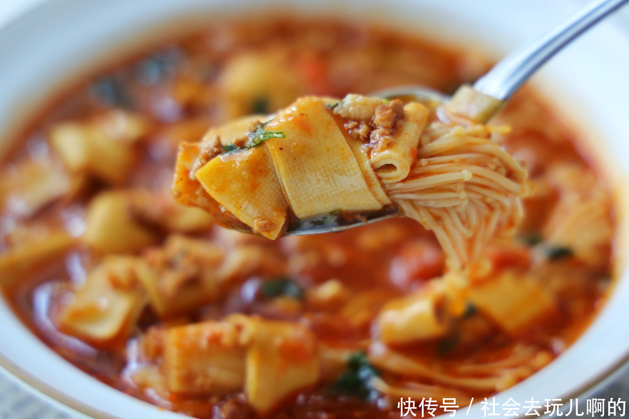 超爱|天气凉了，煮上一锅金针菇番茄汤，汤汁多，保暖又下饭，超爱吃