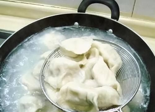 饺子包好，最忌直接放冰箱冻！做好2步，冻时不粘连，煮时不破皮