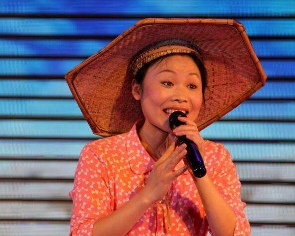 鳳凰傳奇|從年入千萬(wàn)到無(wú)人問津，因星光大道走紅的“草帽姐”，如今怎樣？