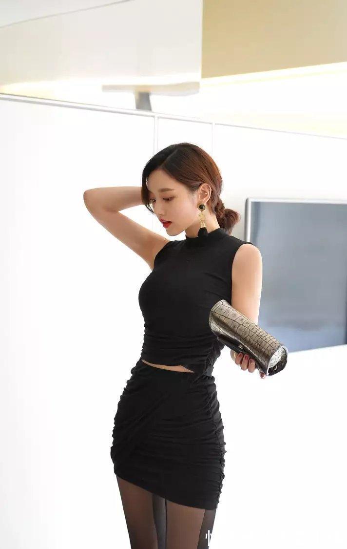 穿搭|美女街拍:碎花连衣裙,在这位美女身上出来,优雅气质散发