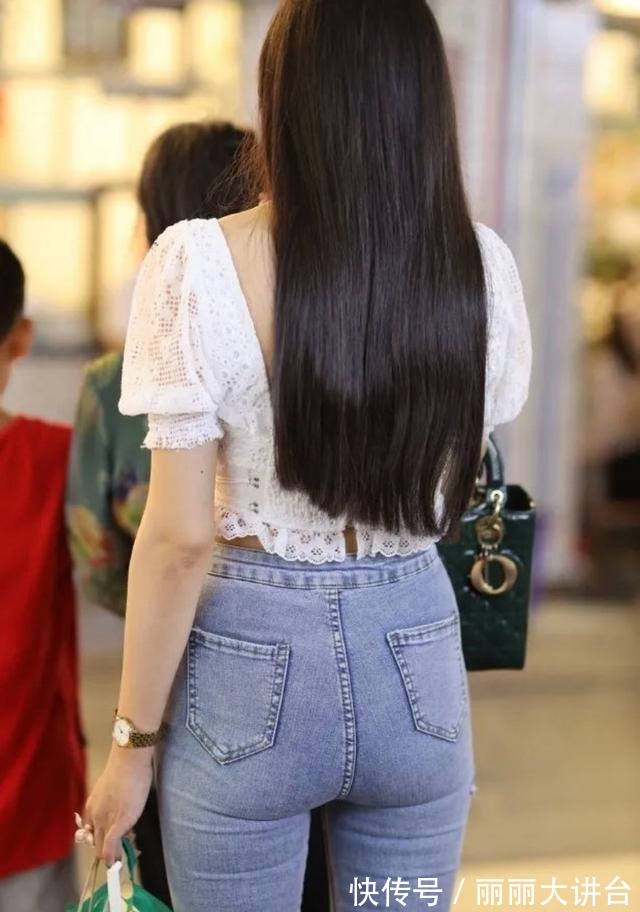 搭配 穿上气质的打底裤搭配技巧，穿上设计性的裙子型，会让你更加英俊！