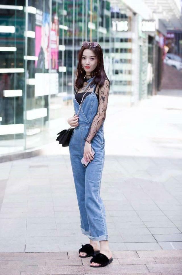 街拍小姐姐的气场好强大，很凉快的视觉享受