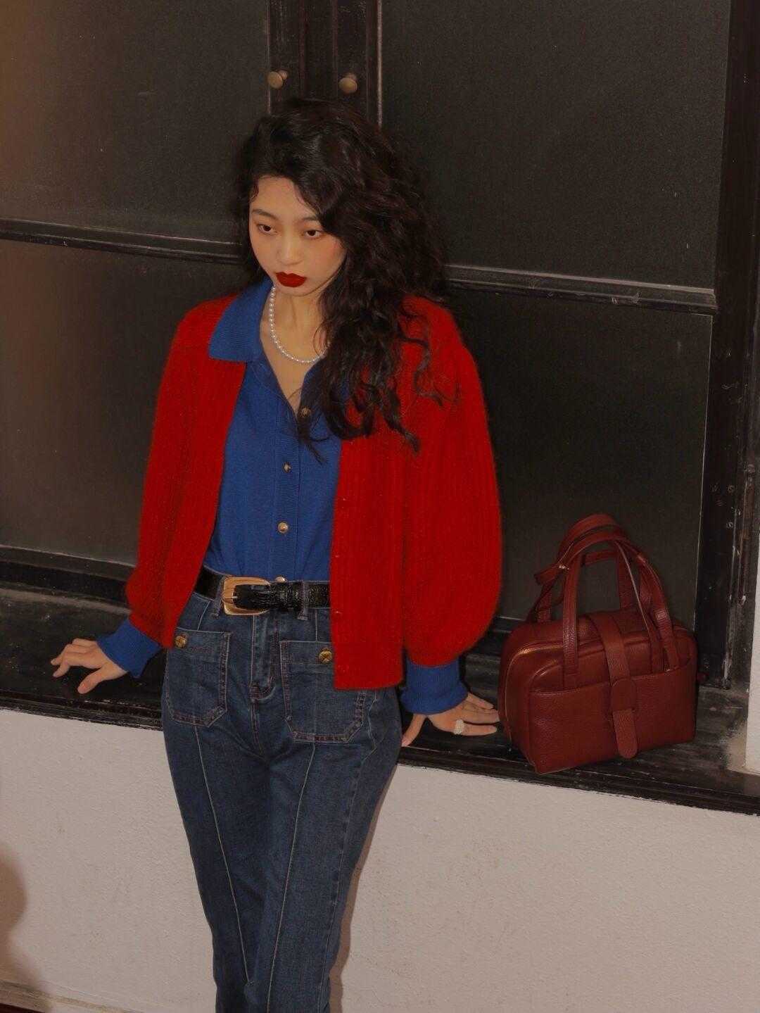 针织开衫 克莱因蓝不好配色?黑白红是标配,棕色米灰也可以“炒”一下CP