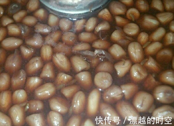 煮花生米时，不要只知道加水了，多加一点它，花生米更入味