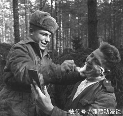 士兵|二战老照片冲锋的德军士兵,即将被处死的犹太人,刮胡子的战士