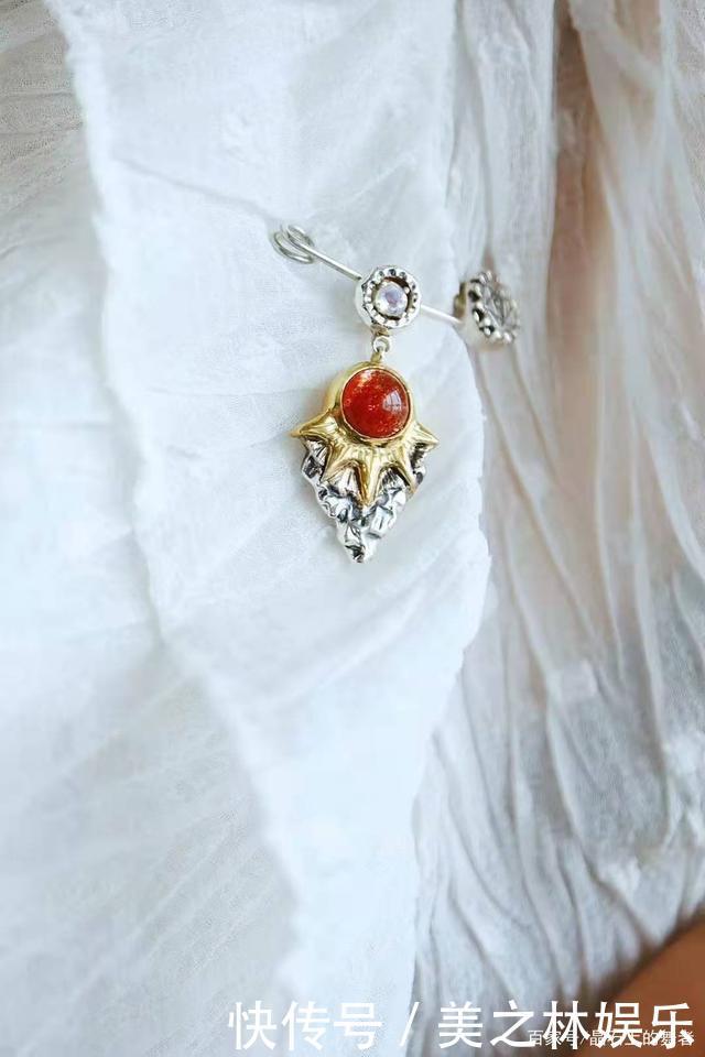 秋冬一款胸针胜过10件大牌珠宝,get胸针的佩戴方式!