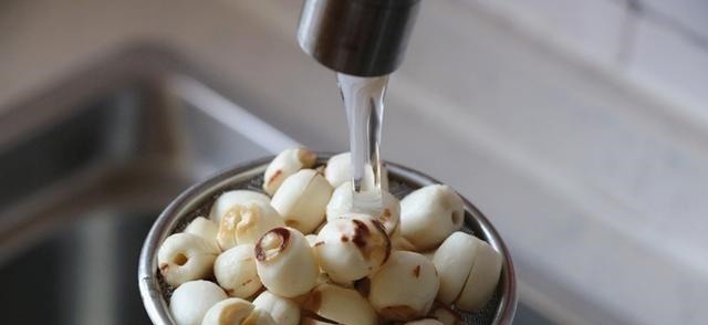 80岁奶奶吃了30年莲子,教我正确做法,不煲汤不煮粥,做法很简单!