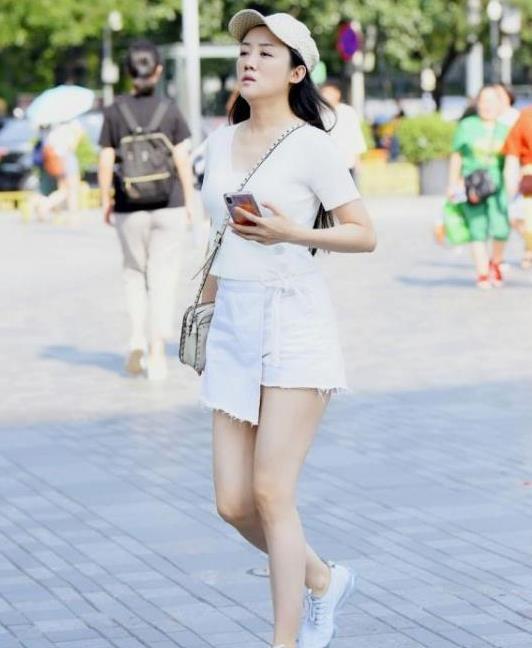 街拍|齐耳短发的小美女,紧身上衣配牛仔裤,时髦又有女人味!